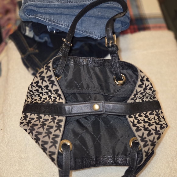 Michael Kors: Gently Used Condition Signature Black and Tan Tote. - Picture 13 of 16